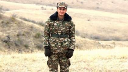 Tanarul care a schimbat pianul pe o pusca si a plecat la razboi. Familia nu mai stie nimic de el de doua luni Tanarul care a schimbat pianul pe o pusca si a plecat la razboi. Familia nu mai stie nimic de el de doua luni
