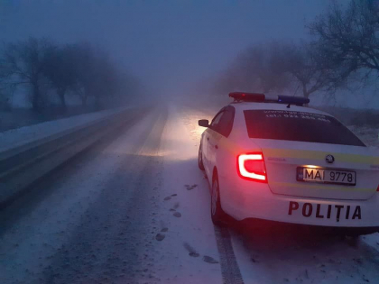 Ninge abundent la Stefan Voda. Mai multe autospeciale au intervenit pentru a curata drumul - FOTO