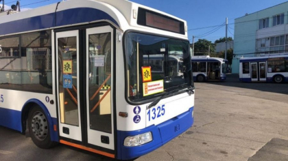 O minora de trei ani a fost uitata de parinti intr-un troleibuz din capitala. Ce spune politia