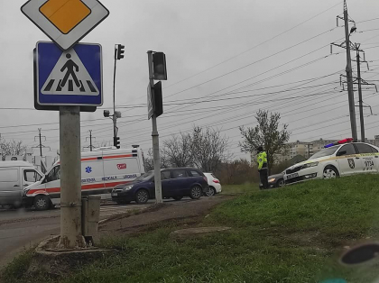 Accident cu implicarea unei ambulante in sectorul Ciocana al capitalei. Ce spune politia - FOTO Accident cu implicarea unei ambulante in sectorul Ciocana al capitalei. Ce spune politia - FOTO