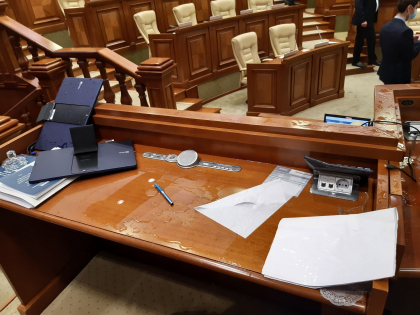 Dumitru Alaiba, despre altercatiile de la Parlament: "Au fost rupte doua microfoane si s-a stricat un pahar. Am oprit a treia oara un vot hotesc" Dumitru Alaiba, despre altercatiile de la Parlament: "Au fost rupte doua microfoane si s-a stricat un pahar. Am oprit a treia oara un vot hotesc"