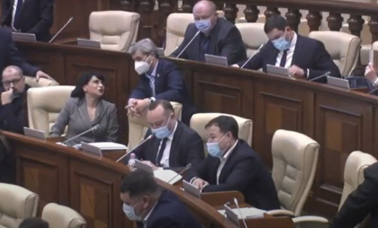 Dupa ce i-a fost rupt microfonul, Vlad Batrancea s-a asezat in locul deputatului Gatcan. Cum a fost votat proiectul cu privire la SIS