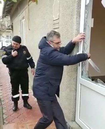 Gelozia l-a scos din minti. Un barbat din Balti a intrat inarmat in casa fostei sale soti - VIDEO