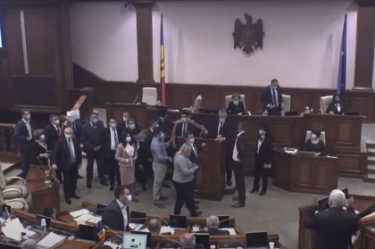 Deputatii PPDA si PAS au blocat tribuna Parlamentului. Alexandr Slusari: "Suntem nevoiti sa recurgem la alte metode" Deputatii PPDA si PAS au blocat tribuna Parlamentului. Alexandr Slusari: "Suntem nevoiti sa recurgem la alte metode"