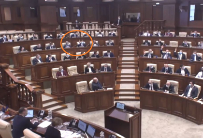 Cum se voteaza in Parlament. Momentul in care Stefan Gatcan ridica mana pentru excluderea proiectului privind statutul limbii ruse, iar Corneliu Furculita ii da peste mana - VIDEO