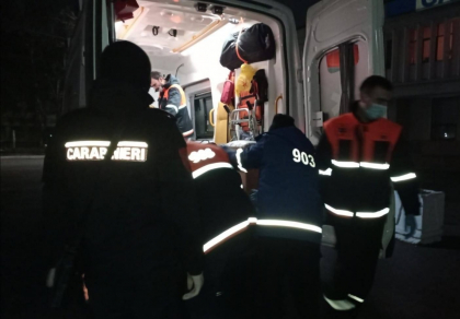Inconstient, zacand la pamant. Un barbat s-a prabusit in timp ce mergea pe o strada din Balti. Doi carabinieri, aflati in afara orelor de lucru, i-au acordat primul ajutor - FOTO
