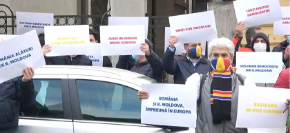 Partidul Miscarea Populara organizeaza protest in fata Ambasadei Republicii Moldova la Bucuresti - VIDEO Partidul Miscarea Populara organizeaza protest in fata Ambasadei Republicii Moldova la Bucuresti - VIDEO