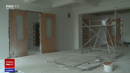 In zgomot, frig si, periodic, fara lumina. In ce conditii sunt nevoiti sa lucreze angajatii Judecatoriei din sectorul Centru si de se taraganeaza examinarea dosarelor si se amana sedintele de judecata - VIDEO In zgomot, frig si, periodic, fara lumina. In ce conditii sunt nevoiti sa lucreze angajatii Judecatoriei din sectorul Centru si de se taraganeaza examinarea dosarelor si se amana sedintele de judecata - VIDEO