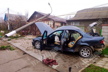 Doua persoane au ajuns la spital, dintre care una in coma, dupa ce BMW-ul in care se aflau s-a izbit puternic intr-un stalp. Soferul - fara permis de conducere - FOTO Doua persoane au ajuns la spital, dintre care una in coma, dupa ce BMW-ul in care se aflau s-a izbit puternic intr-un stalp. Soferul - fara permis de conducere - FOTO