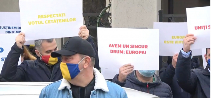 "Asistam la o lovitura de stat, la Chisinau." Reprezentantii Partidului Miscarea Populara au iesit la protest in fata Ambasadei RM la Bucuresti - FOTO "Asistam la o lovitura de stat, la Chisinau." Reprezentantii Partidului Miscarea Populara au iesit la protest in fata Ambasadei RM la Bucuresti - FOTO