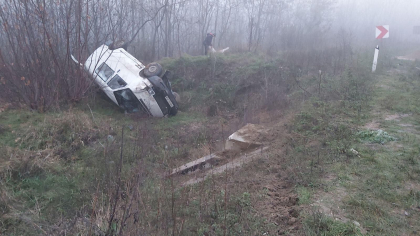 Patru persoane au scapat ca prin urechile acului, dupa ce soferul automobilului in care se aflau a pierdut controlul volanului si s-a rasturnat intr-un sant - FOTO Patru persoane au scapat ca prin urechile acului, dupa ce soferul automobilului in care se aflau a pierdut controlul volanului si s-a rasturnat intr-un sant - FOTO