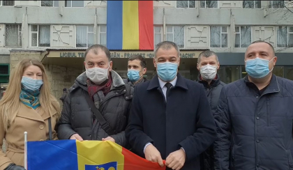 Octavian Ticu a votat. Liderul PUN a venit la sectia de vot insotit de colegi - VIDEO Octavian Ticu a votat. Liderul PUN a venit la sectia de vot insotit de colegi - VIDEO