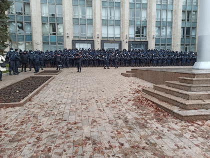 Sute de politisti pazesc cladirea Guvernului. Oamenii scandeaza: "Politia e cu noi" - FOTO Sute de politisti pazesc cladirea Guvernului. Oamenii scandeaza: "Politia e cu noi" - FOTO