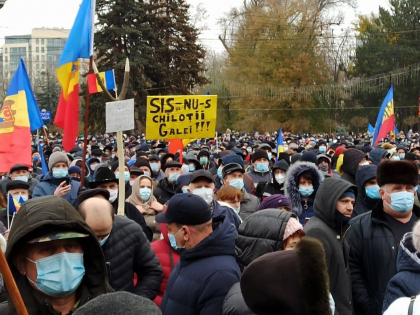 “Sis-ul nu-s chilotii Galei”. Cum a venit un protestatar in centrul capitalei - FOTO