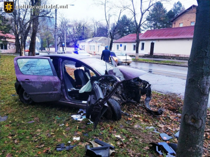 Accident tragic in capitala. O minora a ajuns la spital in stare grava, dupa ce automobilul in care se afla a intrat violent intr-un stalp. Soferul - in stare de ebrietate. A fost nevoie de echipa de descarcerare - FOTO Accident tragic in capitala. O minora a ajuns la spital in stare grava, dupa ce automobilul in care se afla a intrat violent intr-un stalp. Soferul - in stare de ebrietate. A fost nevoie de echipa de descarcerare - FOTO