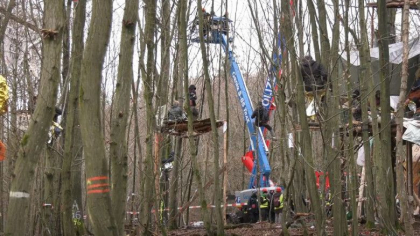 Germania: Politia a folosit tunuri de apa impotriva ecologistilor care se opun taierii unei paduri pentru a face loc noii autostrazi