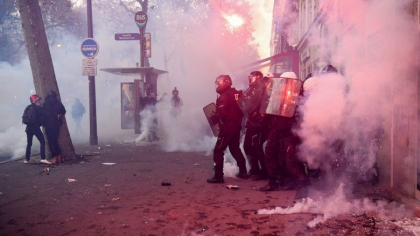 Peste 60 de politisti au fost raniti in timpul manifestatiilor de sambata din Franta Peste 60 de politisti au fost raniti in timpul manifestatiilor de sambata din Franta