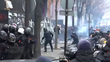 Proteste violente in Franta. Anarhistii au distrus magazine, mobilier stradal, masini