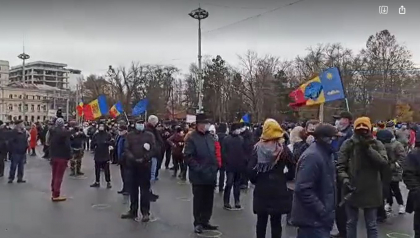 Cu steaguri in maini, mai multi oameni se aduna deja in Piata Marii Adunari Nationale - GALERIE FOTO/ VIDEO