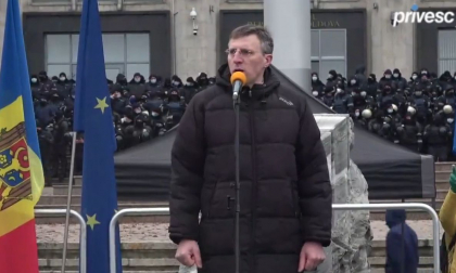 Dorin Chirtoaca, de pe scena din PMAN, catre politistii care pazesc Guvernul: “Comandantul vostru suprem este aici, este Maia Sandu, veniti si-i aratati credinta” Dorin Chirtoaca, de pe scena din PMAN, catre politistii care pazesc Guvernul: “Comandantul vostru suprem este aici, este Maia Sandu, veniti si-i aratati credinta”