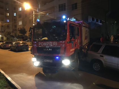 Un apartament a luat foc in capitala. Autospeciala nu a reusit sa ajunga la incendiu, din cauza masinilor parcate neregulamentar. Cum au reusit salvatorii sa stinga flacarile