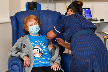 O femeie in varsta de 90 de ani din Irlanda de Nord, prima persoana din lume careia i-a fost administrat vaccinul Pfizer O femeie in varsta de 90 de ani din Irlanda de Nord, prima persoana din lume careia i-a fost administrat vaccinul Pfizer