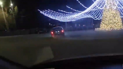 Drift in jurul pomului de Craciun. Cum a fost surprins un sofer din Ungheni - VIDEO Drift in jurul pomului de Craciun. Cum a fost surprins un sofer din Ungheni - VIDEO