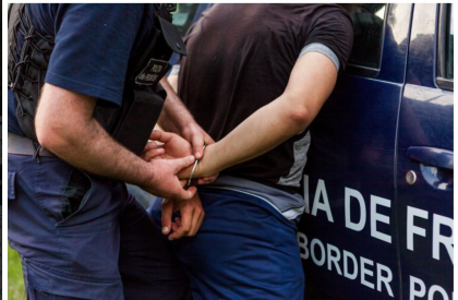Un tanar, care este acuzat ca a falsificat mai multe acte, a incercat sa fuga de politie. Oamenii legii l-au gasit si urmeaza sa-l dea pe mana procurorilor