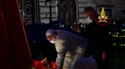 Papa Francisc, singur la o ceremonie care in alti ani strangea zeci de mii de credinciosi in centrul Romei