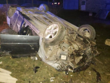Accident tragic la Singerei. O femeie a murit, dupa ce masina in care se afla s-a izbit intr-un pilon si s-a rasturnat. Soferul a fugit de la locul accidentului - FOTO