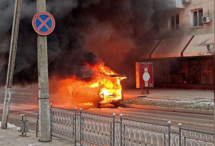 Masina cuprinsa de flacari la Tiraspol. Sase butelii de metan se aflau in automobil - FOTO 