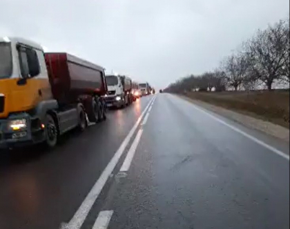 Zeci de vehicule sunt blocate pe o sosea din apropierea Sorocii. Drumul este acoperit cu ghetus. Ce spune un martor - VIDEO