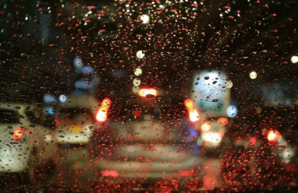 Atentie, soferi. In Chisinau este flux mare de transport. Drumul este acoperit de ghetus