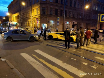 O soferita cu un Logan a facut PRAF un Lamborghini/ FOTO O soferita cu un Logan a facut PRAF un Lamborghini/ FOTO