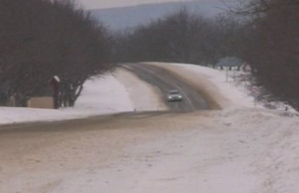 Timpul de afara le da batai de cap soferilor, dar si pietonilor. Pe drumuri s-a format ghetus: mai multemasini au ramas blocate, iar un TIR s-a rasturnat - VIDEO Timpul de afara le da batai de cap soferilor, dar si pietonilor. Pe drumuri s-a format ghetus: mai multemasini au ramas blocate, iar un TIR s-a rasturnat - VIDEO