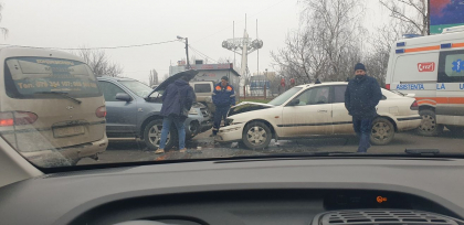 Accident in capitala. Doua automobile s-au ciocnit frontal - FOTO