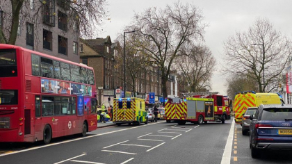 O masina a intrat pe trotuar in Londra si a lovit mai multi pietoni O masina a intrat pe trotuar in Londra si a lovit mai multi pietoni