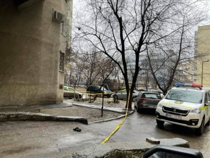 Caz tragic in capitala. Un barbat a murit, dupa ce s-a aruncat in gol de la etajul 12 al blocului in care locuia. Imagini de la fata locului Caz tragic in capitala. Un barbat a murit, dupa ce s-a aruncat in gol de la etajul 12 al blocului in care locuia. Imagini de la fata locului
