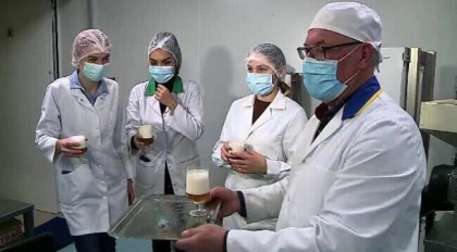 Cateva studente din Iasi au produs o bere cu ghimbir care are sanse sa ajunga in comert Cateva studente din Iasi au produs o bere cu ghimbir care are sanse sa ajunga in comert