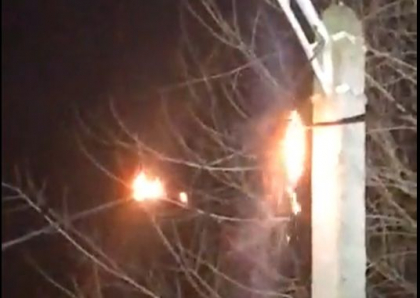 Un fir electric a luat foc pe o strada din capitala. Ce masuri au luat autoritatile - VIDEO Un fir electric a luat foc pe o strada din capitala. Ce masuri au luat autoritatile - VIDEO