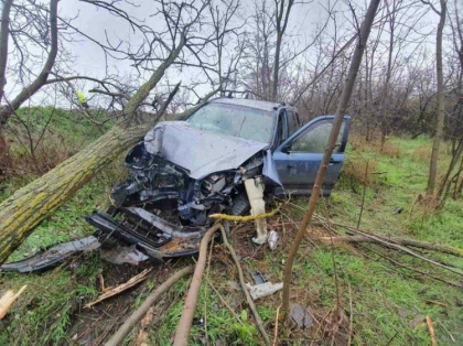 Accident grav la Causeni. O masina, facuta zob, dupa ce a derapat de pe sosea si s-a izbit de un copac. Soferul - transportat la spital 