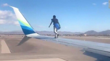 Un barbat s-a urcat pe aripa unui avion care se pregatea sa docoleze din Las Vegas - VIDEO