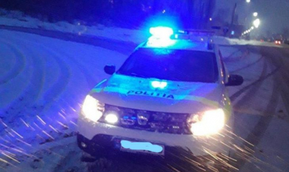 Un barbat beat, arestat si asezat pe bancheta din spate a unei masini de politie, a reusit sa o fure. Automobilul a fost gasit abandonat la Stauceni - VIDEO Un barbat beat, arestat si asezat pe bancheta din spate a unei masini de politie, a reusit sa o fure. Automobilul a fost gasit abandonat la Stauceni - VIDEO