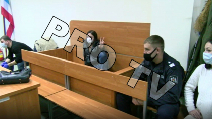 Tanara din Comrat, care si-a omorat mama, adusa in fata judecatorilor - GALERIE FOTO