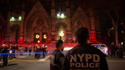 Incident armat la o biserica din New York. Politia ucis un barbat care a deschis focul pe treptele catedralei