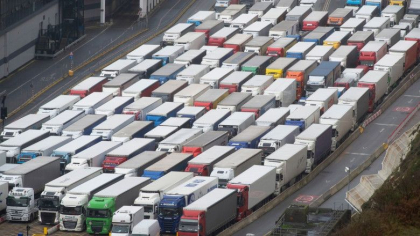 Brexit fara acord, semne de panica: Magazinele, sfatuite sa-si faca stocuri. Sute de TIR-uri stau la coada pentru a intra in UK - FOTO Brexit fara acord, semne de panica: Magazinele, sfatuite sa-si faca stocuri. Sute de TIR-uri stau la coada pentru a intra in UK - FOTO