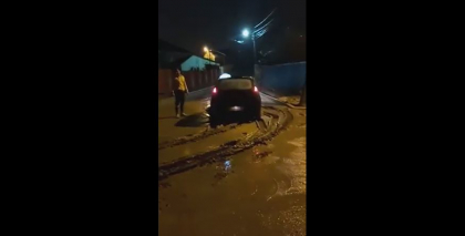 Haos la Durlesti, dupa ce mai multe masini, dar si pietoni au trecut peste betonul proaspat turnat pe strada. Locuitor: "Cum dracu' ai ajuns aici?" - FOTO/VIDEO
