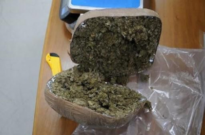 Comandau marihuana prin posta din afara tarii. Unul dintre faptasi - retinut in flagrant. Indivizii risca ani grei de puscarie - FOTO Comandau marihuana prin posta din afara tarii. Unul dintre faptasi - retinut in flagrant. Indivizii risca ani grei de puscarie - FOTO