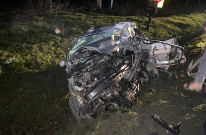 Accident teribil la Sangerei. O tanara a decedat dupa ce masina in care se afla s-a ciocnit frontal cu un alt automobil care a iesit pe contrasens. Vinovatul a fugit de la fata locului - FOTO Accident teribil la Sangerei. O tanara a decedat dupa ce masina in care se afla s-a ciocnit frontal cu un alt automobil care a iesit pe contrasens. Vinovatul a fugit de la fata locului - FOTO