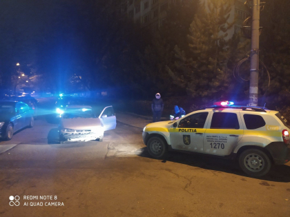 Doi minori din capitala, surprinsi cum impingeau o masina avariata: acestia ar fi furat-o pentru a se plimba - FOTO Doi minori din capitala, surprinsi cum impingeau o masina avariata: acestia ar fi furat-o pentru a se plimba - FOTO